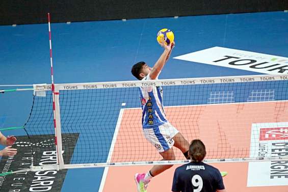 Volley-ball : Romain Totele passe du temps avec l'effectif professionnel à Tours