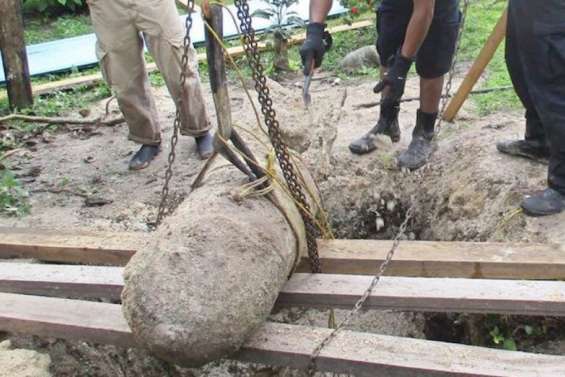 L'explosion d'une bombe fait deux morts