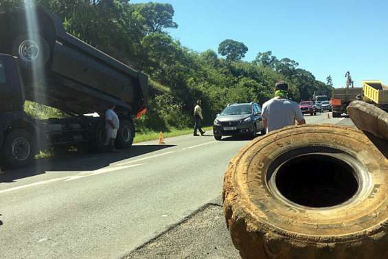 Mobilisations contre l’obligation vaccinale à Païta et devant le gouvernement