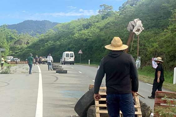 Bourail : un barrage routier contre le pass sanitaire et l’obligation vaccinale