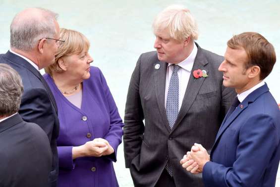 Sous-marins : colère française après  la fuite d'un SMS de Macron à Morrison