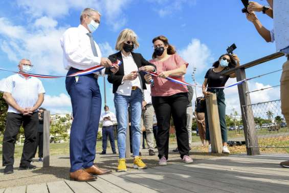 Un sentier de la mangrove de Ouémo flambant neuf