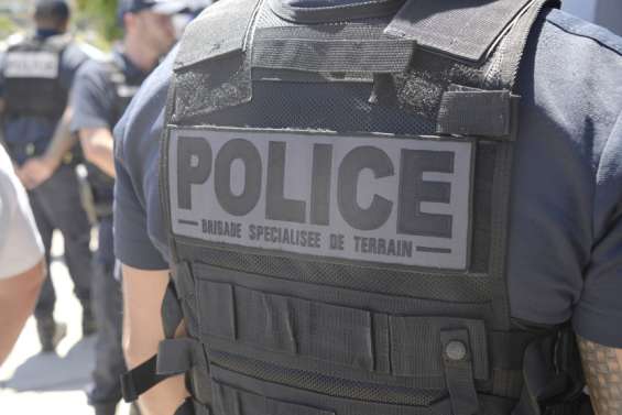 Une adolescente frappée pour son portable