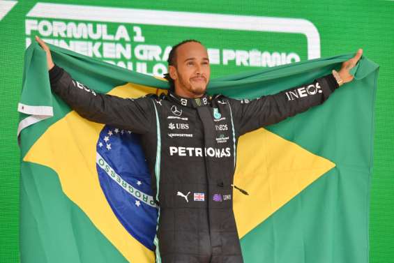 Lewis Hamilton réduit l'écart avec Max Verstappen