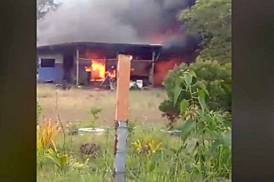 Maisons et voitures incendiées, coups de feu… Un conflit dégénère à Kaala-Gomen