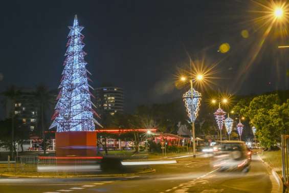 Les premières lueurs de Noël égayent les rues de la ville