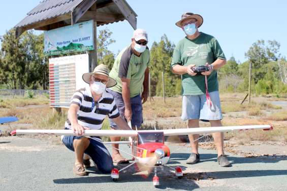 Avec leurs avions miniatures, ils se sentent pousser des ailes
