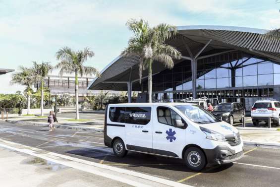 Une femme fait une chute mortelle du deuxième étage du Médipôle