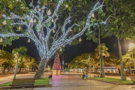 La ville a commencé à s'illuminer pour Noël