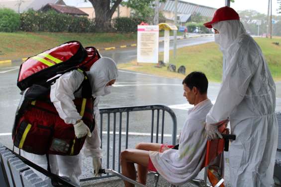 Les pompiers en exercice à la piscine de Boulari