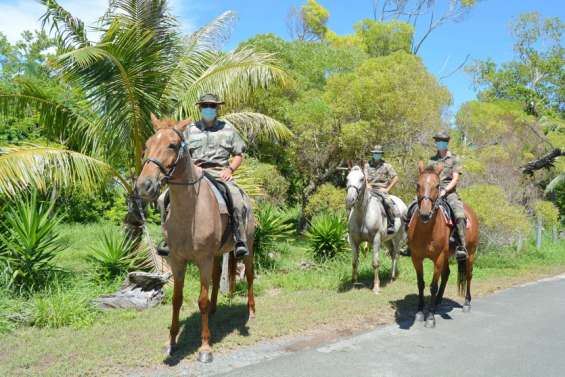 Bourail : la plage  de Poé sous bonne garde avec le Psic