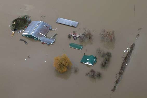 Des morts et un disparu après des inondations record