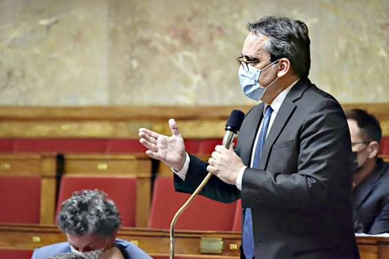 Référendum, bourses, continuité territoriale... les députés au pas de charge à Paris