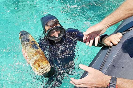 Deux obus d'artillerie américains détruits dans le lagon