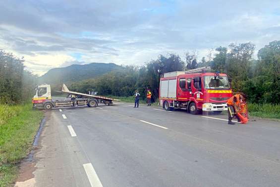 Une femme meurt dans son véhicule en feu