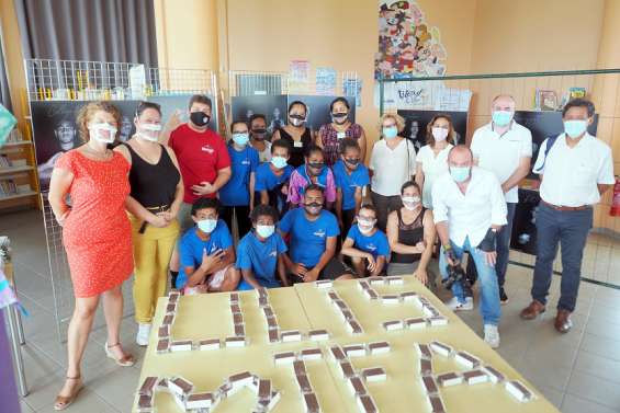 Normandie : les élèves sourds du collège de Normandie exposent leurs signes