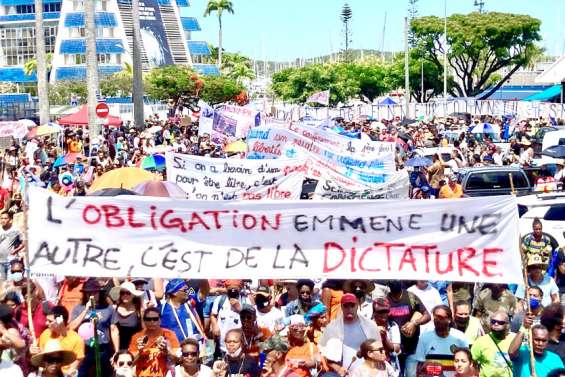 Forte mobilisation contre l’obligation vaccinale et le pass sanitaire