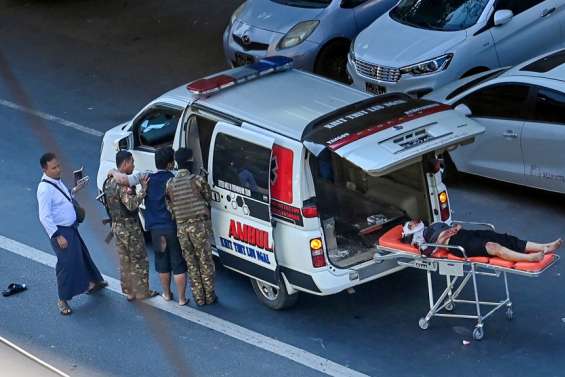 Des militaires foncent en voiture sur des manifestants