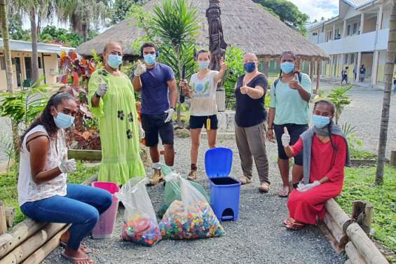 Neuf kilos de bouchons récupérés  dans les poubelles de Do-Kamo