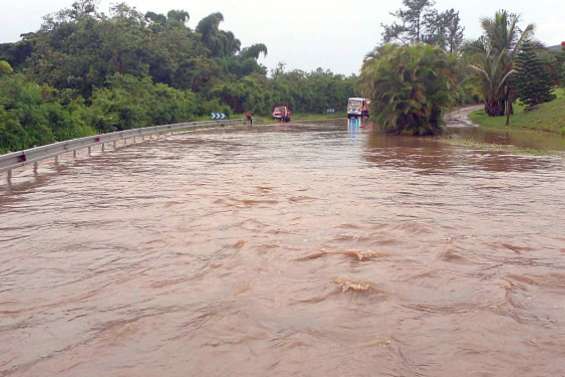 Le pays sous la menace de Ruby : des habitants bloqués par la montée des eaux