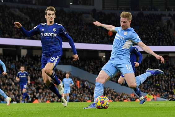 Manchester City asphyxie Leeds et conserve la tête