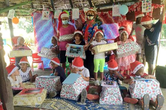 Le père Noël a commencé sa tournée par l'école des Lys d'eau, à Pothé