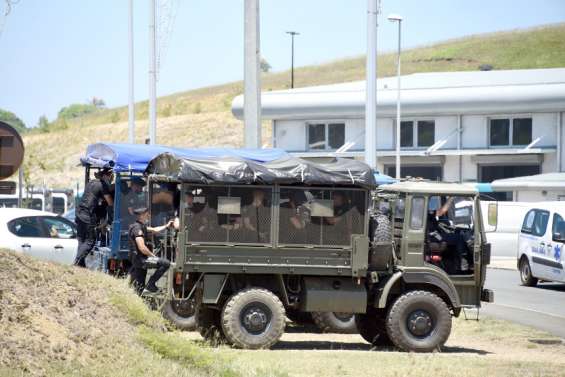 Un véhicule militaire incendié à Poindimié