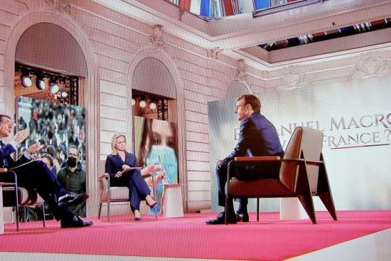 Politique : Emmanuel Macron défend son bilan