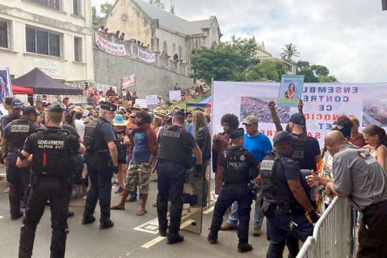 Des opposants à l’obligation vaccinale rassemblés devant le Congrès