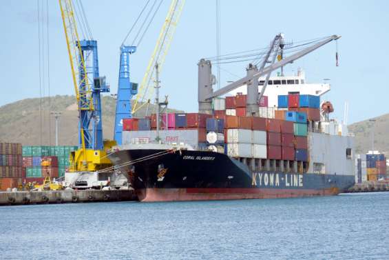 Commerce : les importations augmentent, les exportations baissent