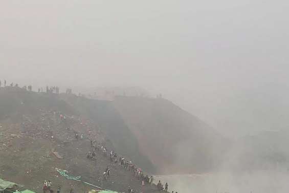 Au moins un mort et 70 disparus après un glissement de terrain