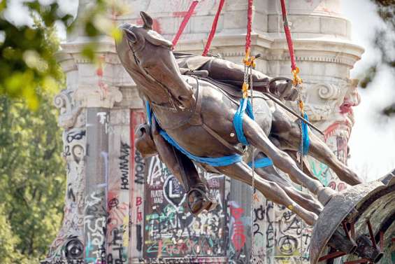 Une capsule temporelle ouverte après 130 ans sous une statue confédérée, à Richmond, en Virginie