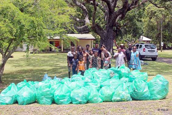 Les gens de Koé et l'association Hô-Üt ont collecté 52 poches de déchets à Touho