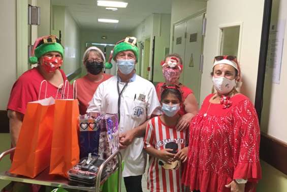 Distribution de cadeaux à l'hôpital