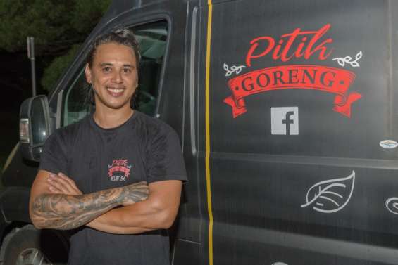 Une rôtisserie au bord de la route Jacques-Iékawé
