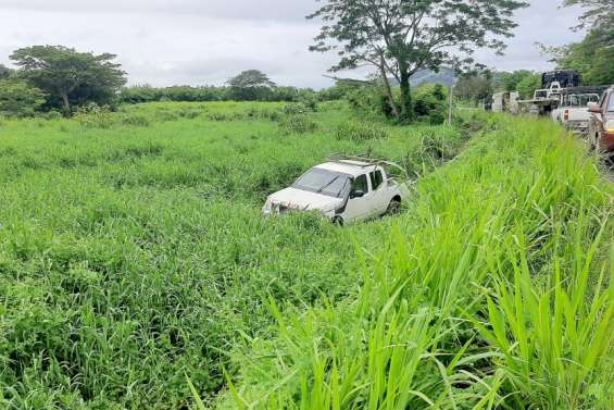 Un pick-up fait une sortie de route avant le réveillon à La Foa