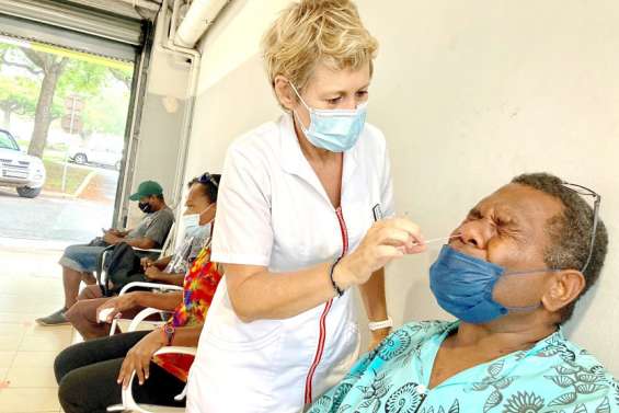 Covid : c'est la ruée sur les tests antigéniques et les doses de rappel