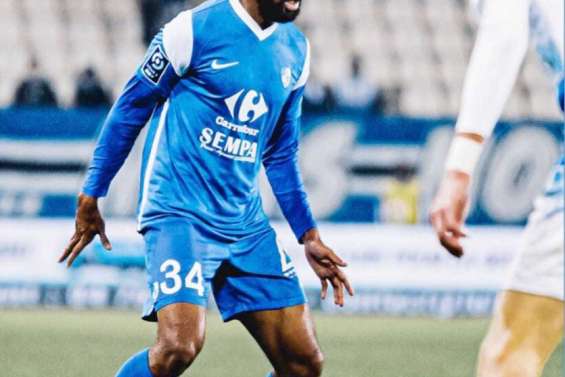 Abiezer Jeno fait ses débuts professionnels