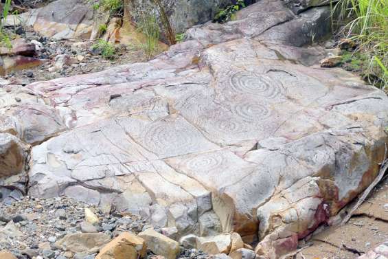Païta : les pétroglyphes de Katiramona, un site archéologique laissé à l'abandon