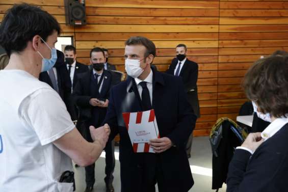 Emmanuel Macron se déclarera « en temps voulu »