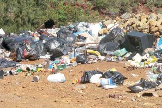 Le dépotoir de Pouembout en feu