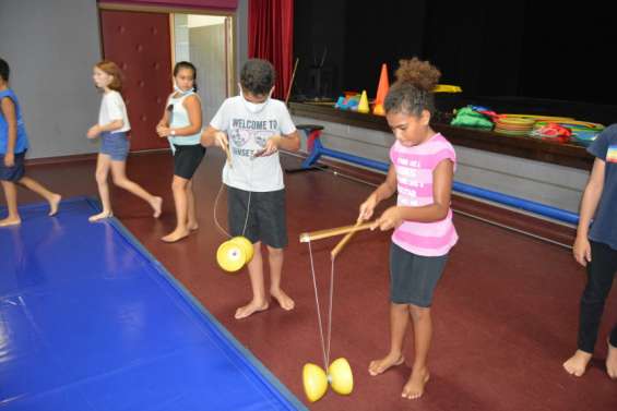 Les enfants s'initient aux arts du cirque