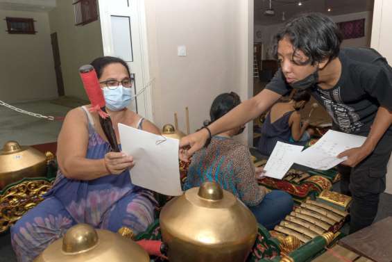 Avec le gamelan, Joany, 15 ans, et ses élèves perpétuent la culture indonésienne