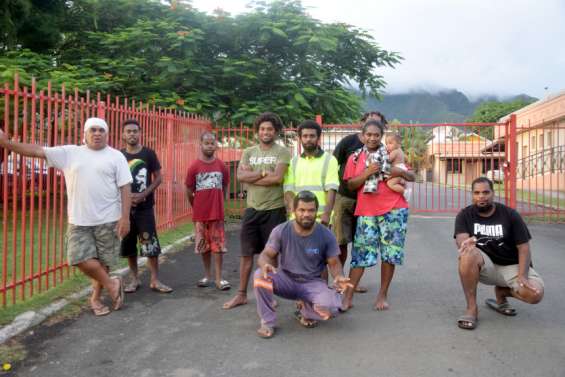 Kaala-Gomen : excédés par l’état de la route, des habitants des tribus bloquent la mairie