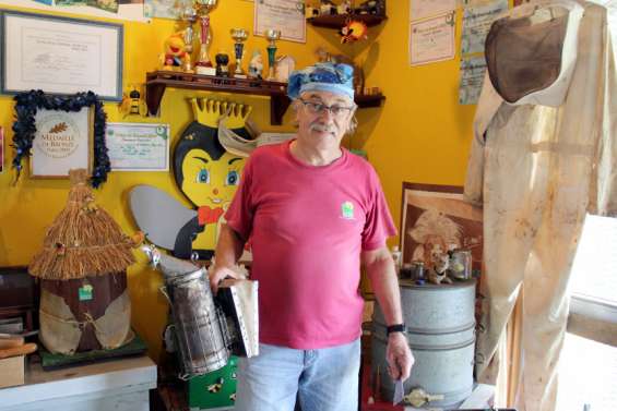 À La Coulée, son petit musée des abeilles pique la curiosité