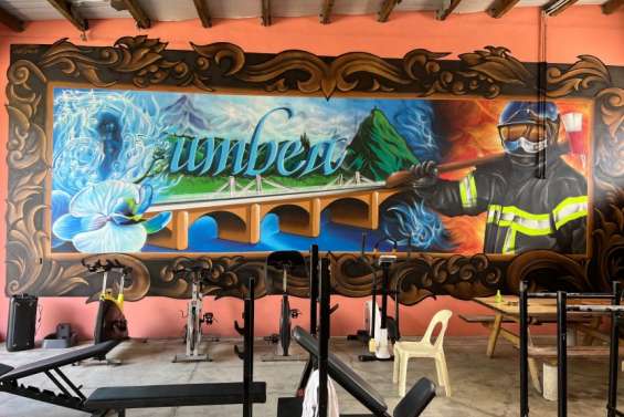 Une fresque murale sur un mur de la caserne