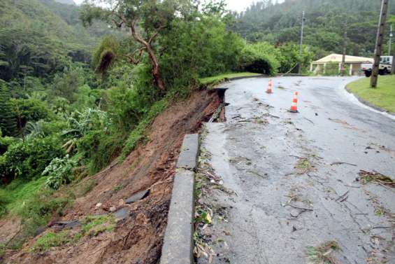 Routes coupées, routes effondrées et routes inondées au Mont-Dore