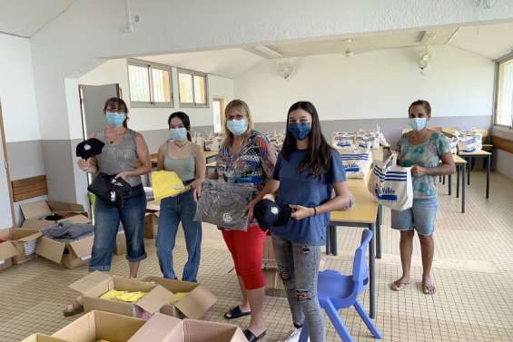 Bourail : la distribution des fournitures et des tenues bat son plein