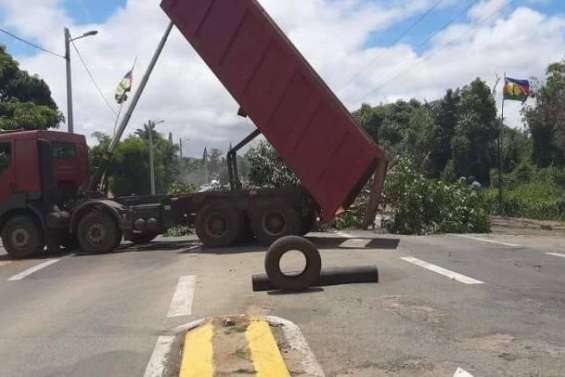 Mont-Dore : la RP1 toujours bloquée au niveau de Saint-Louis