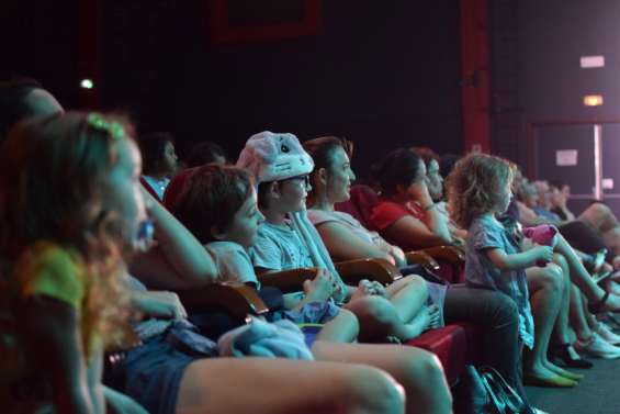 Spectacles à demi-jauge, expositions, actions dans les quartiers...